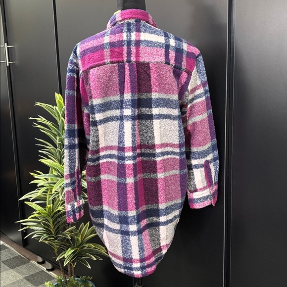 Legendary Whitetails Treasure Fleece Shacket,plaid,chest & hip pockets,snap up - Picture 7 of 12